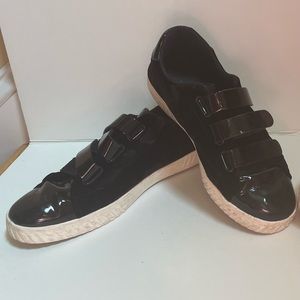 Women’s black patent leather Tretorn fashion sneaker sz 9.5